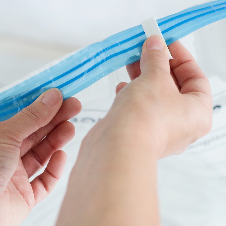 Double zipper for vacuum bag