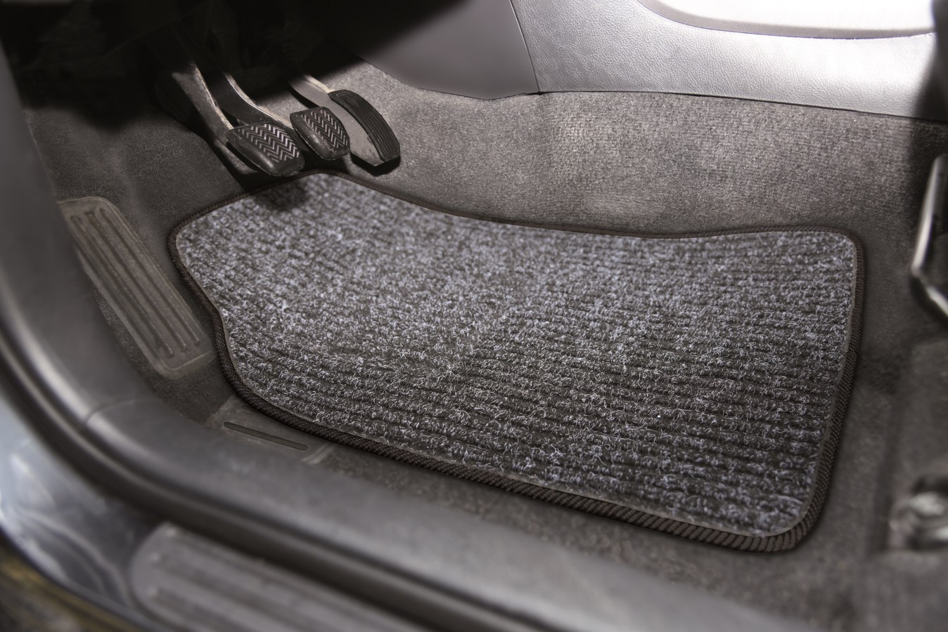 Automatte mit Rippen im Auto