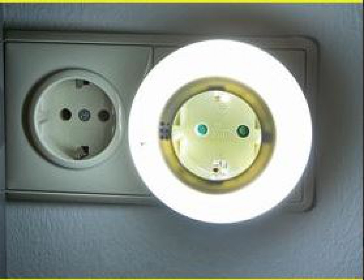 Steckdosenlicht mit Stromdurchlass